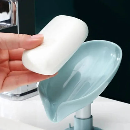 Leaf-Shape Self-Draining Soap Holder – Decorative 45° Slanted Hydraulic Soap Dish with Suction Base (Random Color)